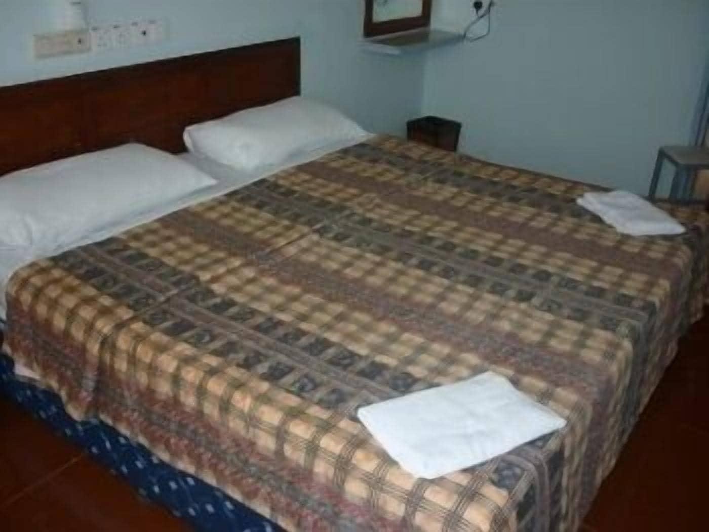 J &j Economy hotel