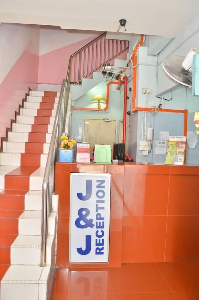 Economy hotel J &j 2*