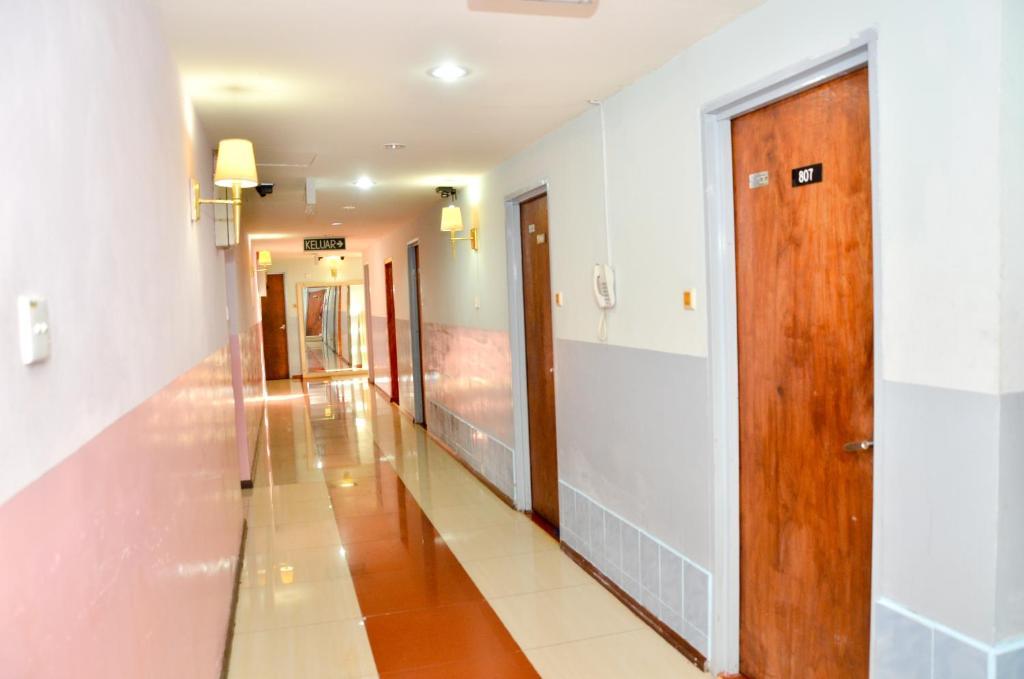 Economy hotel J &j 2*